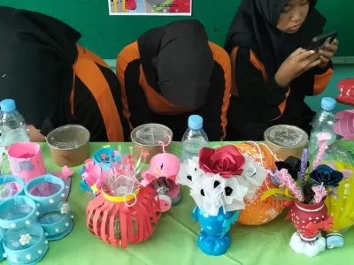 Kerajinan Barang Bekas 8G