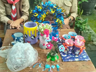 Kerajinan Barang Bekas 9D